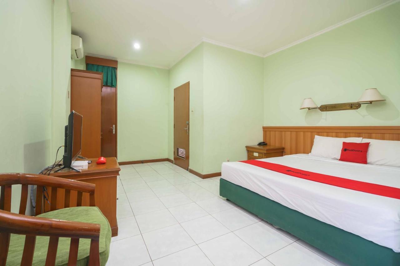 Reddoorz Plus Near Kemang Raya Jakarta Exterior photo