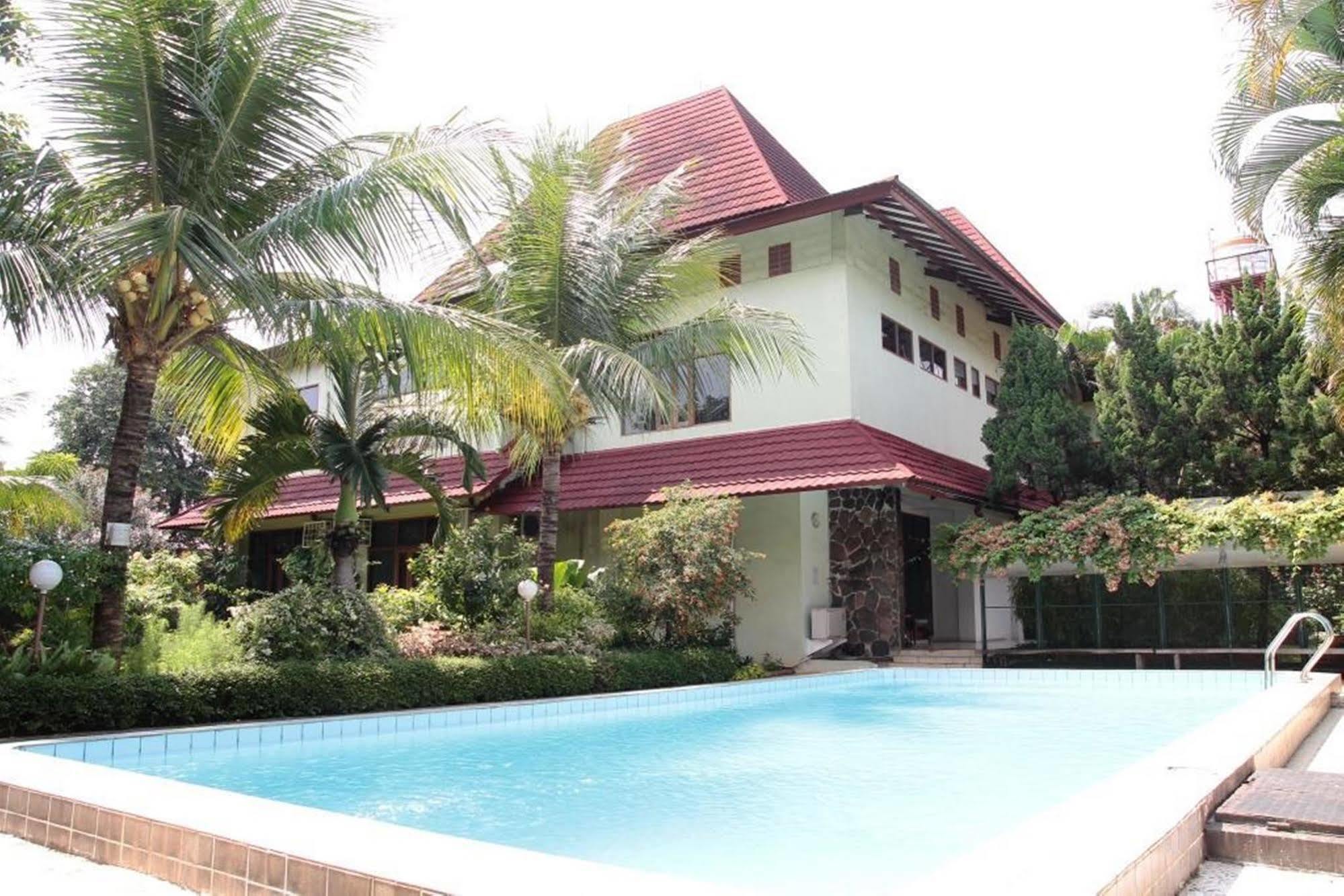 Reddoorz Plus Near Kemang Raya Jakarta Exterior photo